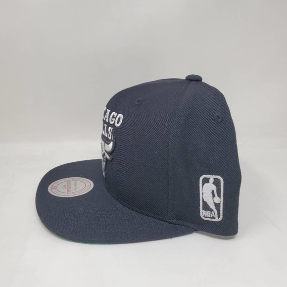 NBA Mitchell & Ness B&W Classic Logo Snapback Hat - Chicago Bulls - Picture 3 of 4
